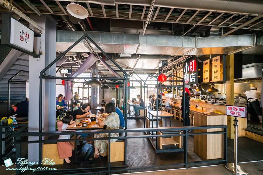 [高雄景點]棧貳庫KW2/白色旋轉木馬IG打卡點/文青約會親子出遊推薦/美食餐廳文創商品應有盡有