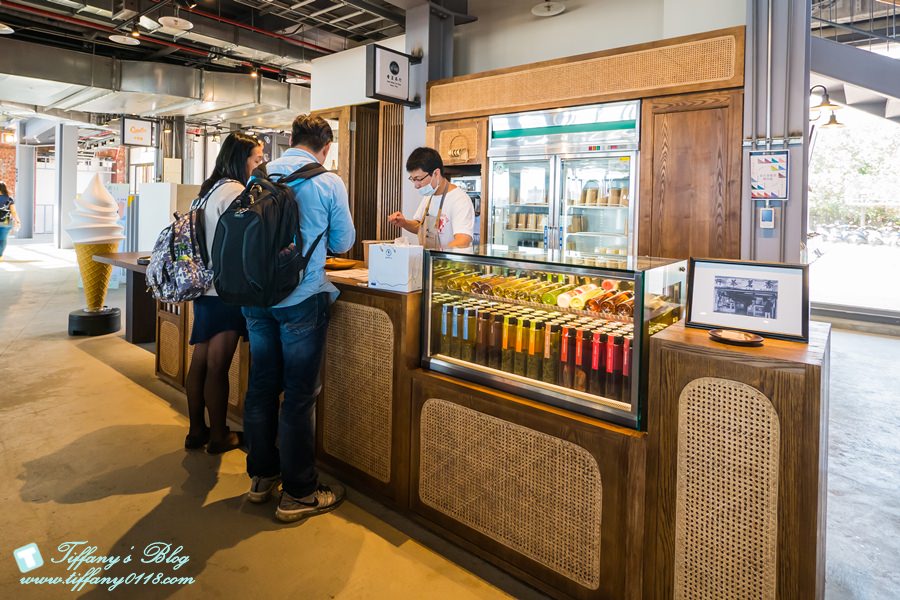 [高雄景點]棧貳庫KW2/白色旋轉木馬IG打卡點/文青約會親子出遊推薦/美食餐廳文創商品應有盡有