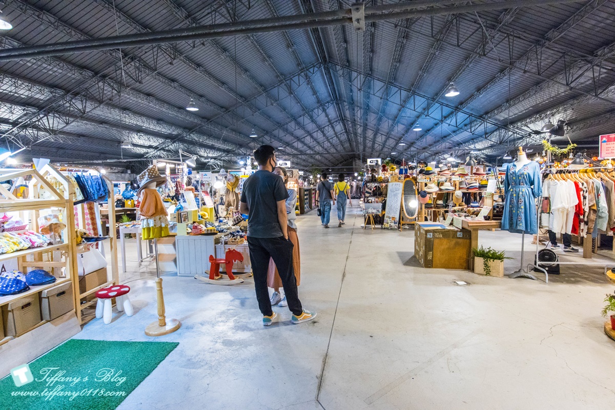 [高雄景點]棧貳庫KW2/白色旋轉木馬IG打卡點/文青約會親子出遊推薦/美食餐廳文創商品應有盡有