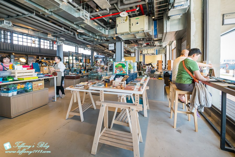 [高雄景點]棧貳庫KW2/白色旋轉木馬IG打卡點/文青約會親子出遊推薦/美食餐廳文創商品應有盡有