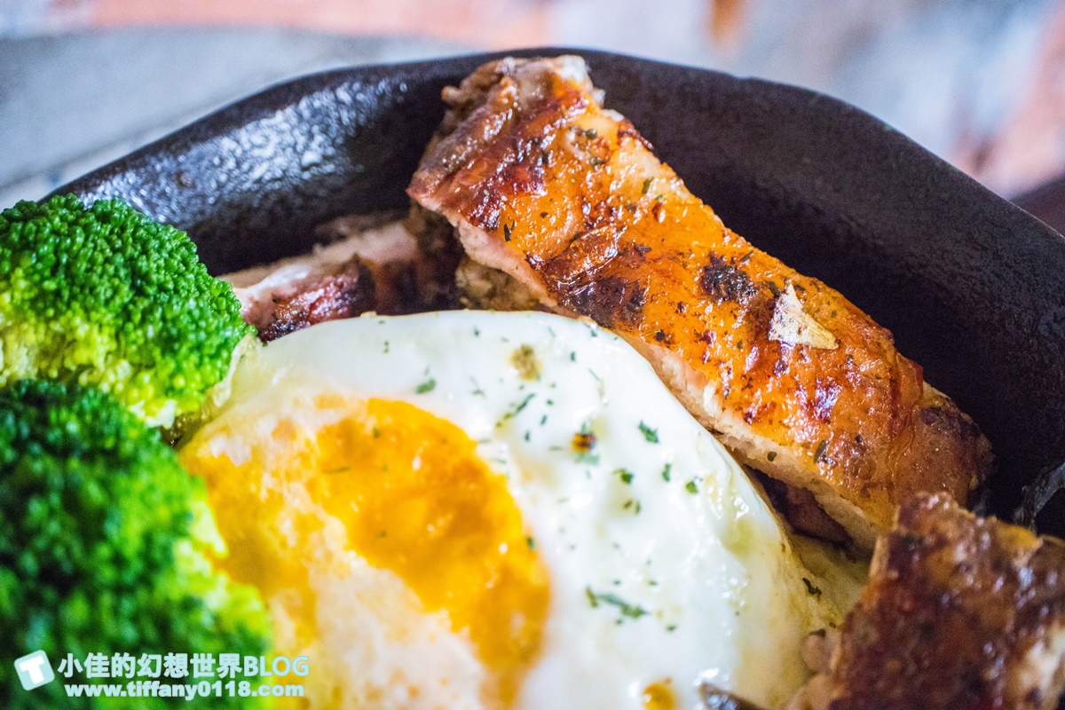 [高雄美食]亨寶咖啡早午餐/懷舊復古風格裝潢好拍又好吃/超豐盛高雄早午餐推薦(附完整菜單)