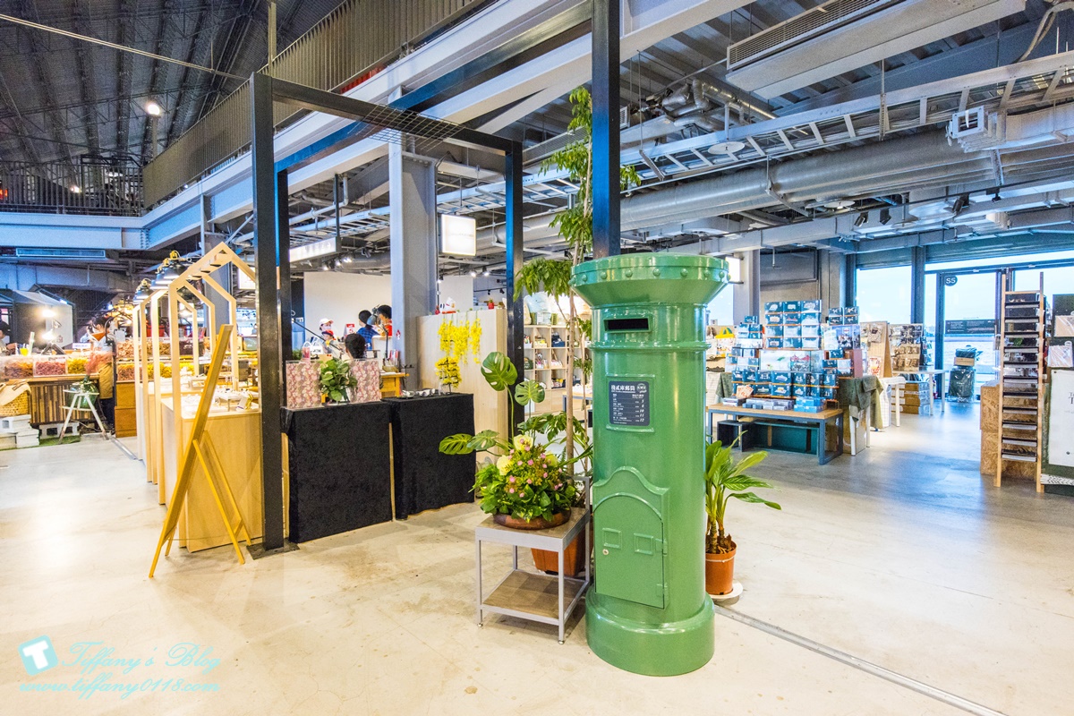 [高雄景點]棧貳庫KW2/白色旋轉木馬IG打卡點/文青約會親子出遊推薦/美食餐廳文創商品應有盡有