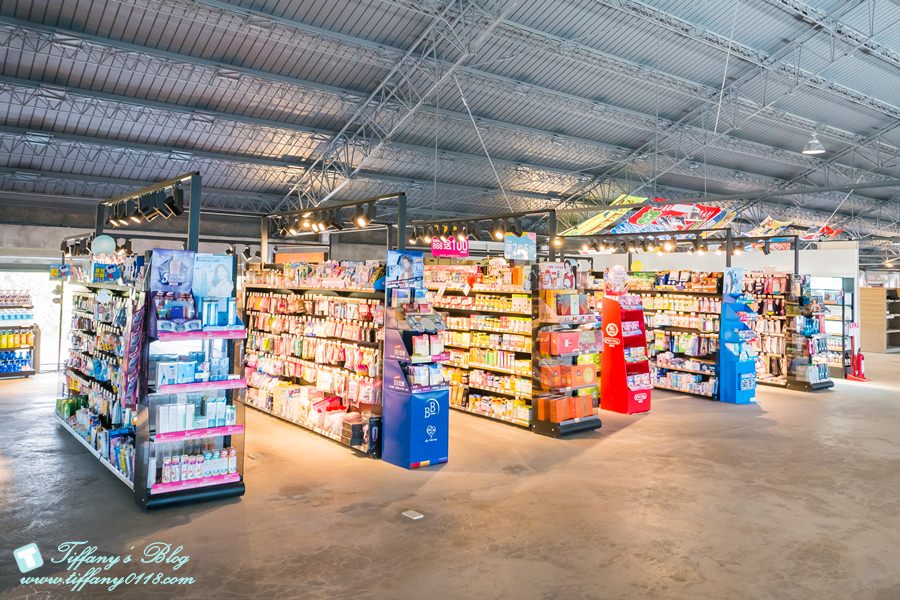 [高雄景點]棧貳庫KW2/白色旋轉木馬IG打卡點/文青約會親子出遊推薦/美食餐廳文創商品應有盡有