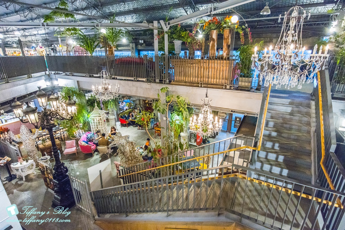 [高雄景點]棧貳庫KW2/白色旋轉木馬IG打卡點/文青約會親子出遊推薦/美食餐廳文創商品應有盡有