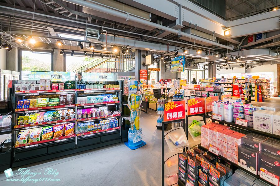 [高雄景點]棧貳庫KW2/白色旋轉木馬IG打卡點/文青約會親子出遊推薦/美食餐廳文創商品應有盡有