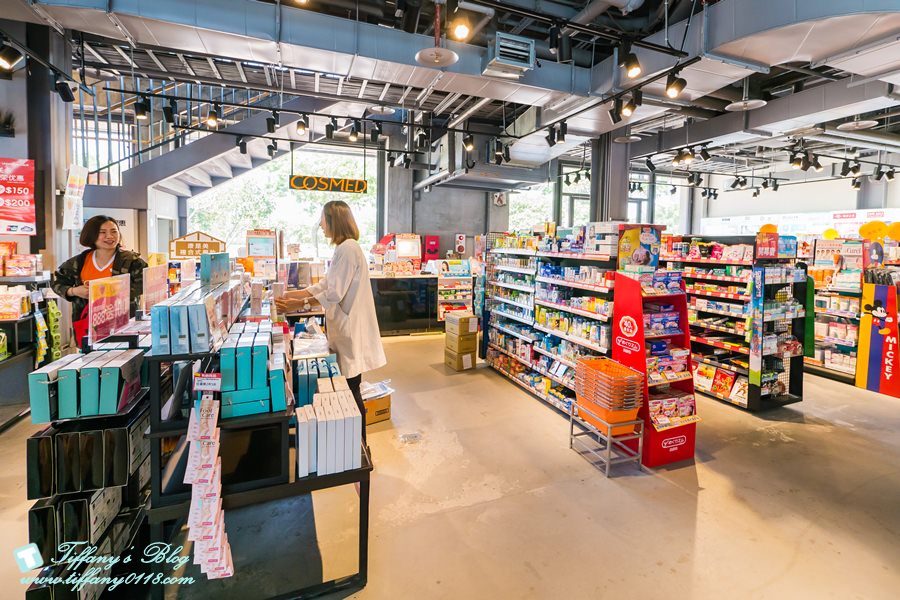 [高雄景點]棧貳庫KW2/白色旋轉木馬IG打卡點/文青約會親子出遊推薦/美食餐廳文創商品應有盡有