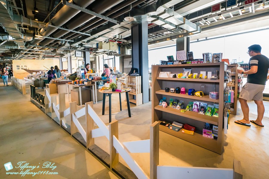 [高雄景點]棧貳庫KW2/白色旋轉木馬IG打卡點/文青約會親子出遊推薦/美食餐廳文創商品應有盡有