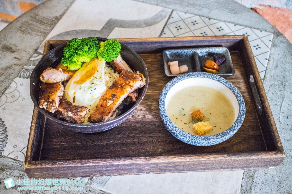 [高雄美食]亨寶咖啡早午餐/懷舊復古風格裝潢好拍又好吃/超豐盛高雄早午餐推薦(附完整菜單)