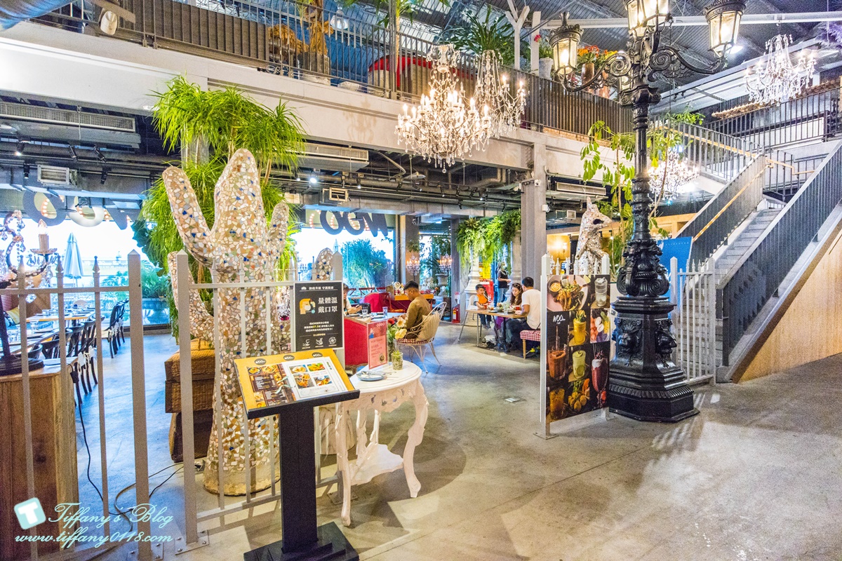 [高雄景點]棧貳庫KW2/白色旋轉木馬IG打卡點/文青約會親子出遊推薦/美食餐廳文創商品應有盡有