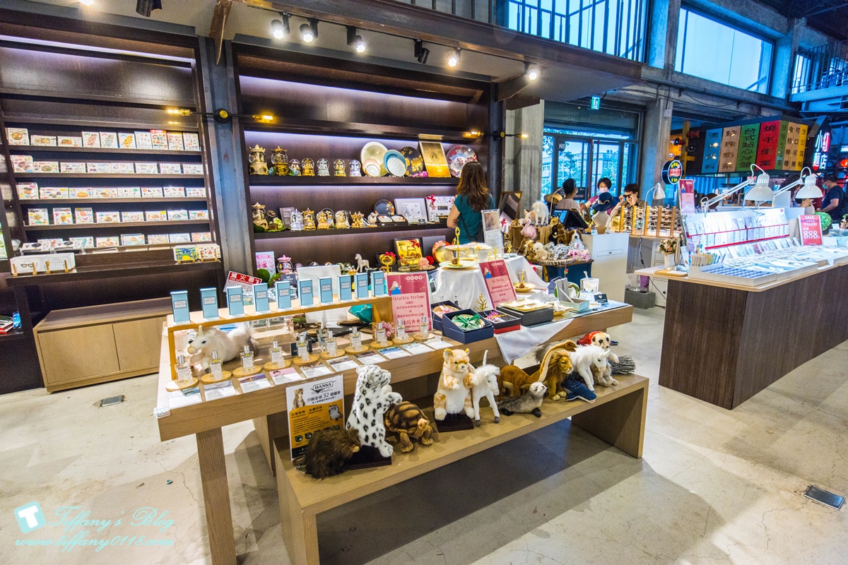 [高雄景點]棧貳庫KW2/白色旋轉木馬IG打卡點/文青約會親子出遊推薦/美食餐廳文創商品應有盡有