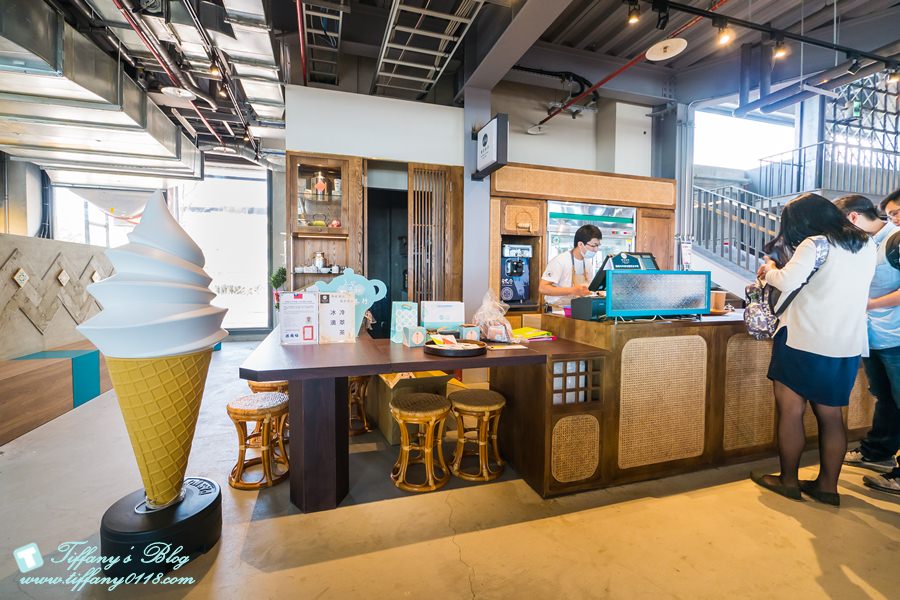 [高雄景點]棧貳庫KW2/白色旋轉木馬IG打卡點/文青約會親子出遊推薦/美食餐廳文創商品應有盡有