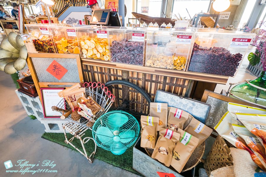 [高雄景點]棧貳庫KW2/白色旋轉木馬IG打卡點/文青約會親子出遊推薦/美食餐廳文創商品應有盡有