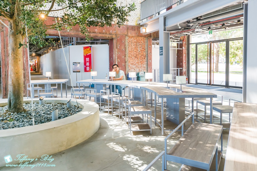 [高雄景點]棧貳庫KW2/白色旋轉木馬IG打卡點/文青約會親子出遊推薦/美食餐廳文創商品應有盡有