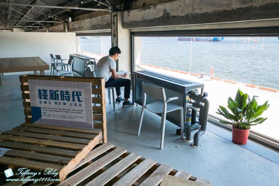 [高雄景點]棧貳庫KW2/白色旋轉木馬IG打卡點/文青約會親子出遊推薦/美食餐廳文創商品應有盡有