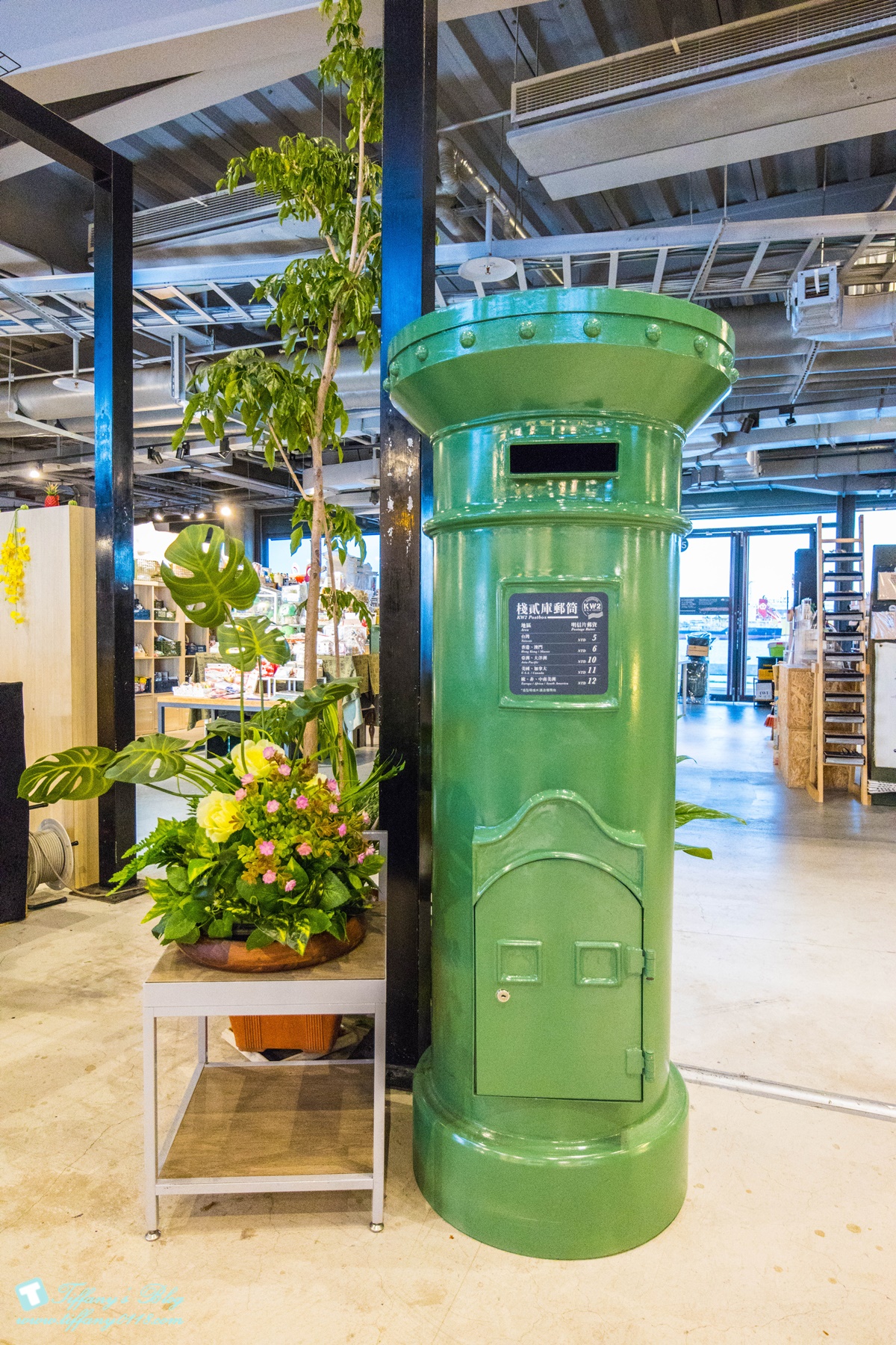 [高雄景點]棧貳庫KW2/白色旋轉木馬IG打卡點/文青約會親子出遊推薦/美食餐廳文創商品應有盡有