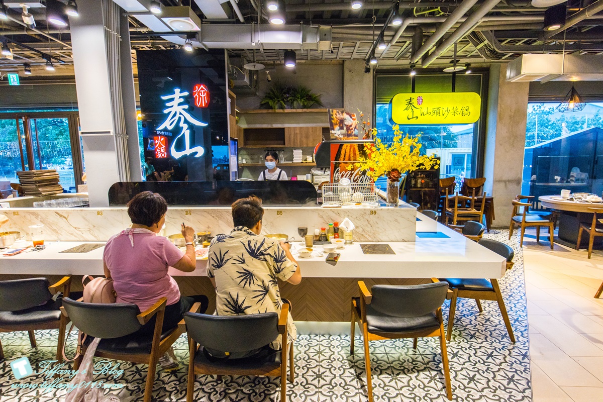 [高雄景點]棧貳庫KW2/白色旋轉木馬IG打卡點/文青約會親子出遊推薦/美食餐廳文創商品應有盡有