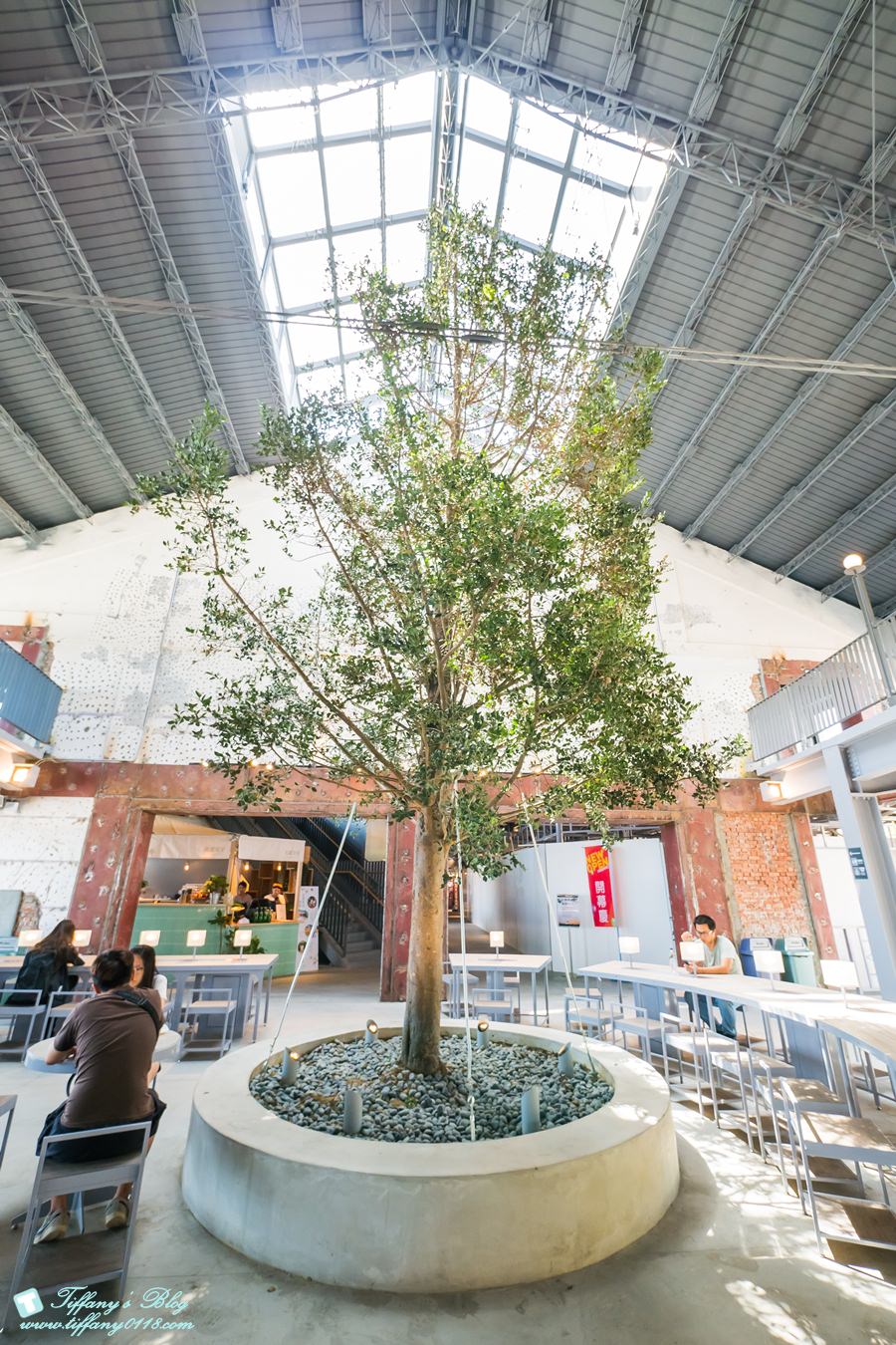 [高雄景點]棧貳庫KW2/白色旋轉木馬IG打卡點/文青約會親子出遊推薦/美食餐廳文創商品應有盡有