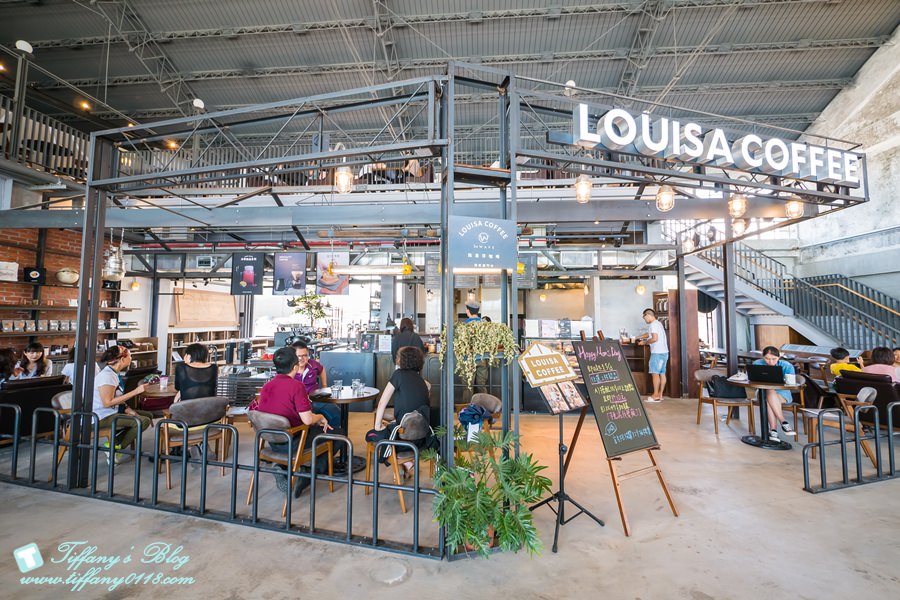 [高雄景點]棧貳庫KW2/白色旋轉木馬IG打卡點/文青約會親子出遊推薦/美食餐廳文創商品應有盡有