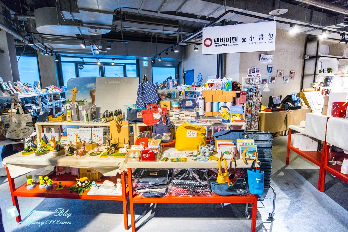 [高雄景點]棧貳庫KW2/白色旋轉木馬IG打卡點/文青約會親子出遊推薦/美食餐廳文創商品應有盡有