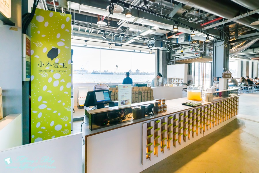 [高雄景點]棧貳庫KW2/白色旋轉木馬IG打卡點/文青約會親子出遊推薦/美食餐廳文創商品應有盡有