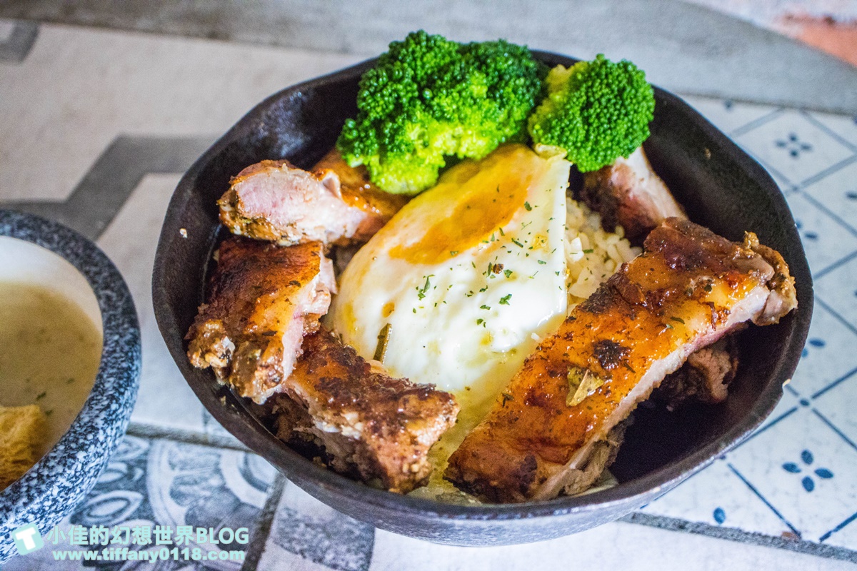 [高雄美食]亨寶咖啡早午餐/懷舊復古風格裝潢好拍又好吃/超豐盛高雄早午餐推薦(附完整菜單)