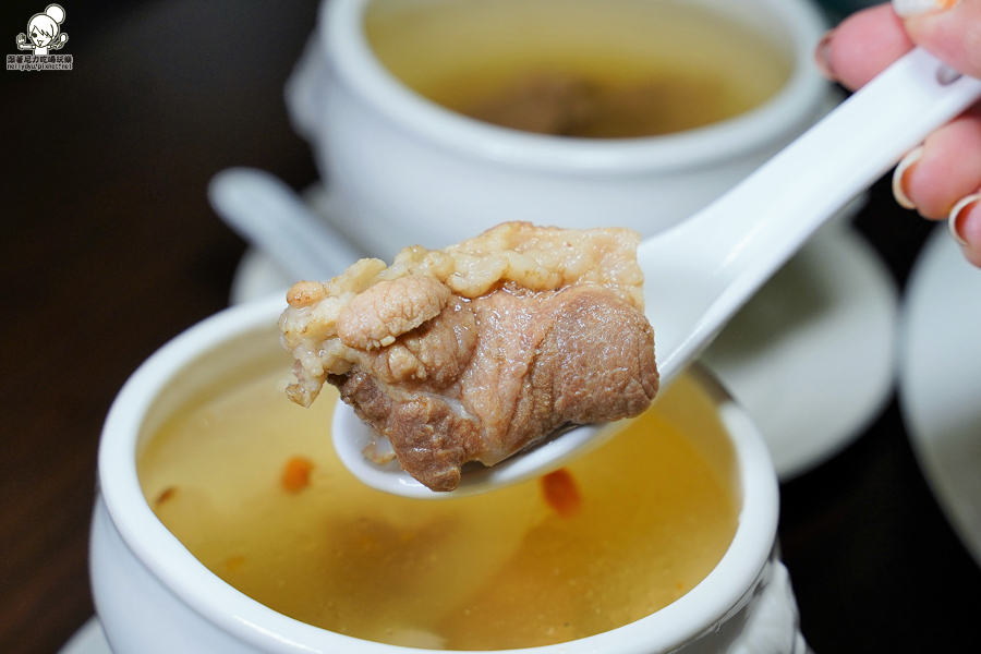 品粵小館 聚餐 聚餐 螃蟹 家庭聚會 捷運 巷弄 合菜 港粵 高雄必吃