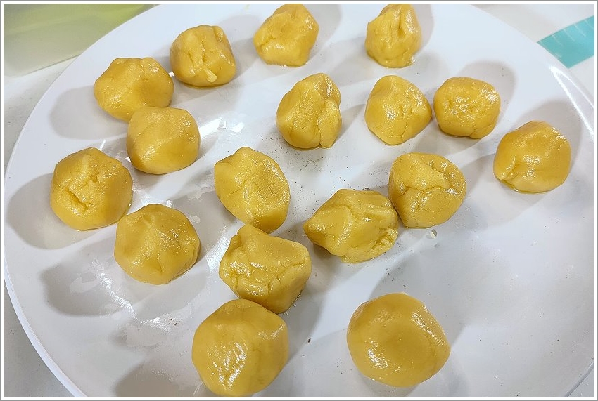 菠蘿蛋黃酥作法