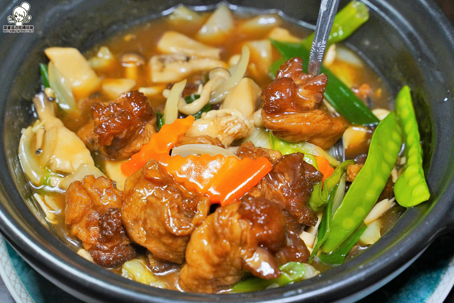 品粵小館 聚餐 聚餐 螃蟹 家庭聚會 捷運 巷弄 合菜 港粵 高雄必吃