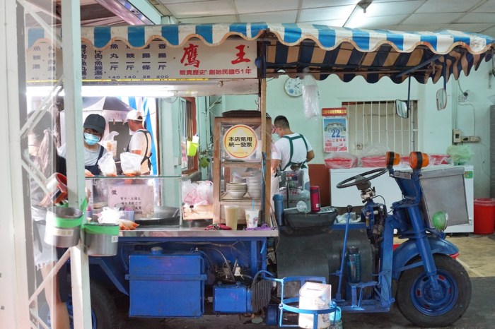 新竹美食│鷹王肉圓。最愛這一味！肉圓配烤香腸，隱身在空軍基地旁的美味小吃*