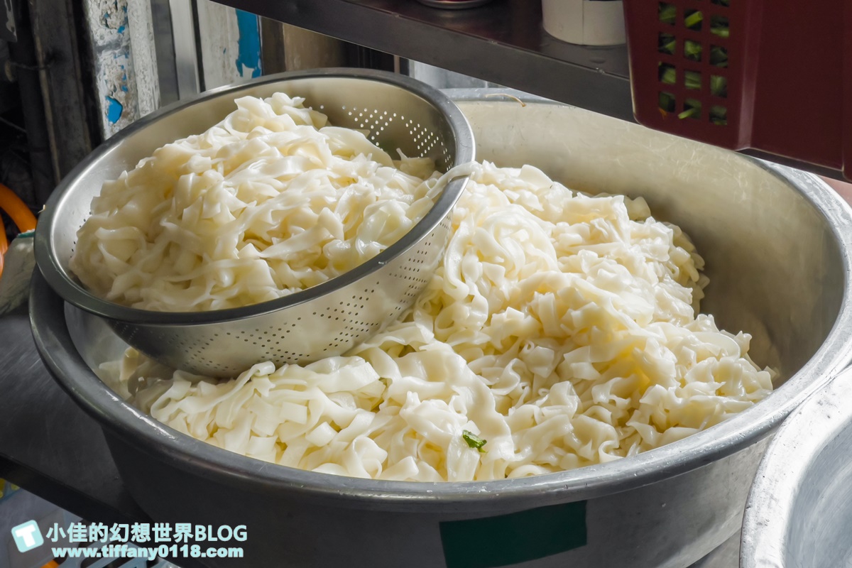 [苗栗美食]金榜麵館/大份量便宜好吃的客家麵店/有專屬停車場/假日排隊人潮綿延數公里