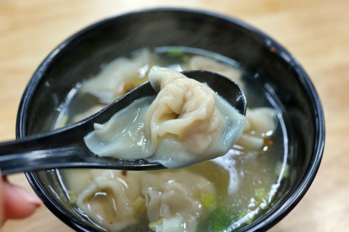 新竹美食│江記餛飩竹蓮店。竹蓮市場2樓美食區‧好吃大份量的鮮肉餛飩湯*