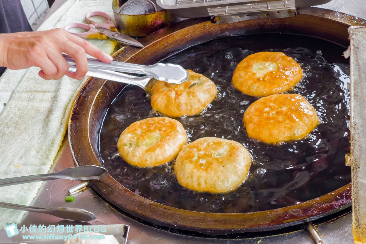[宜蘭美食]何家三星蔥餡餅/大把三星蔥不手軟包進麵糰裡/加胡椒加辣更好吃/宜蘭三星美食推薦