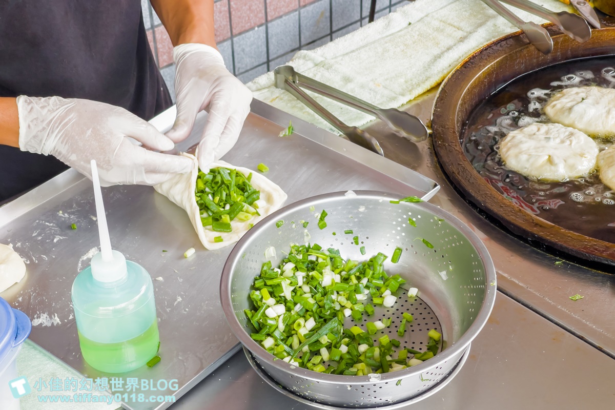 [宜蘭美食]何家三星蔥餡餅/大把三星蔥不手軟包進麵糰裡/加胡椒加辣更好吃/宜蘭三星美食推薦
