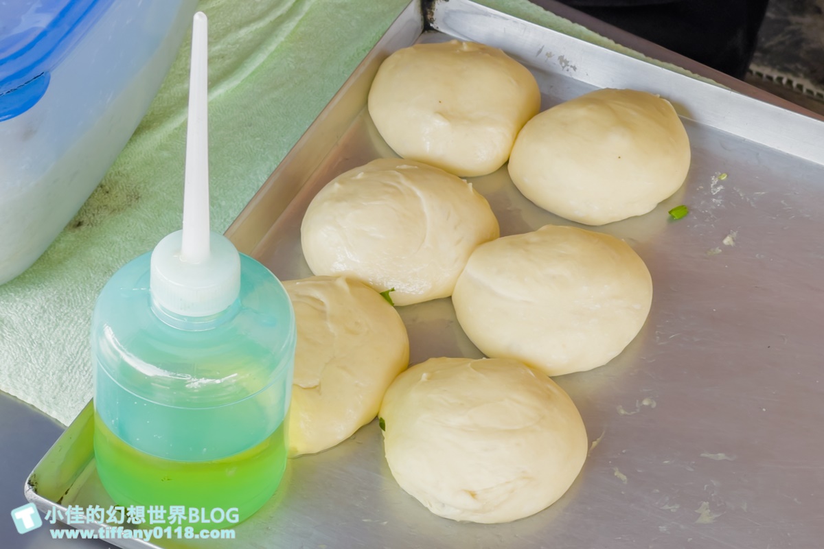 [宜蘭美食]何家三星蔥餡餅/大把三星蔥不手軟包進麵糰裡/加胡椒加辣更好吃/宜蘭三星美食推薦