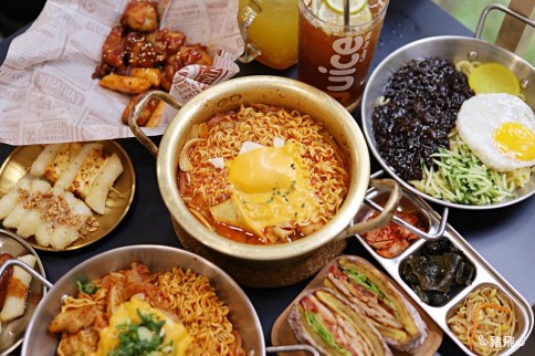 台中懂滋咚吃韓風早午餐8 【台中北區】巷弄內的超人氣早午餐!個人部隊鍋、創意年糕串好吃,質感白色系韓風小店~懂滋咚吃(鄰近中國醫藥學院)