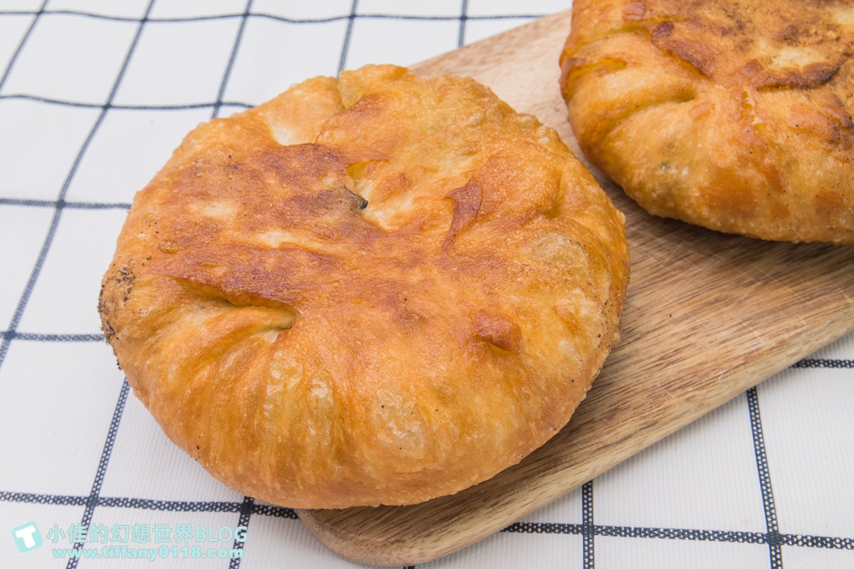 [宜蘭美食]何家三星蔥餡餅/大把三星蔥不手軟包進麵糰裡/加胡椒加辣更好吃/宜蘭三星美食推薦