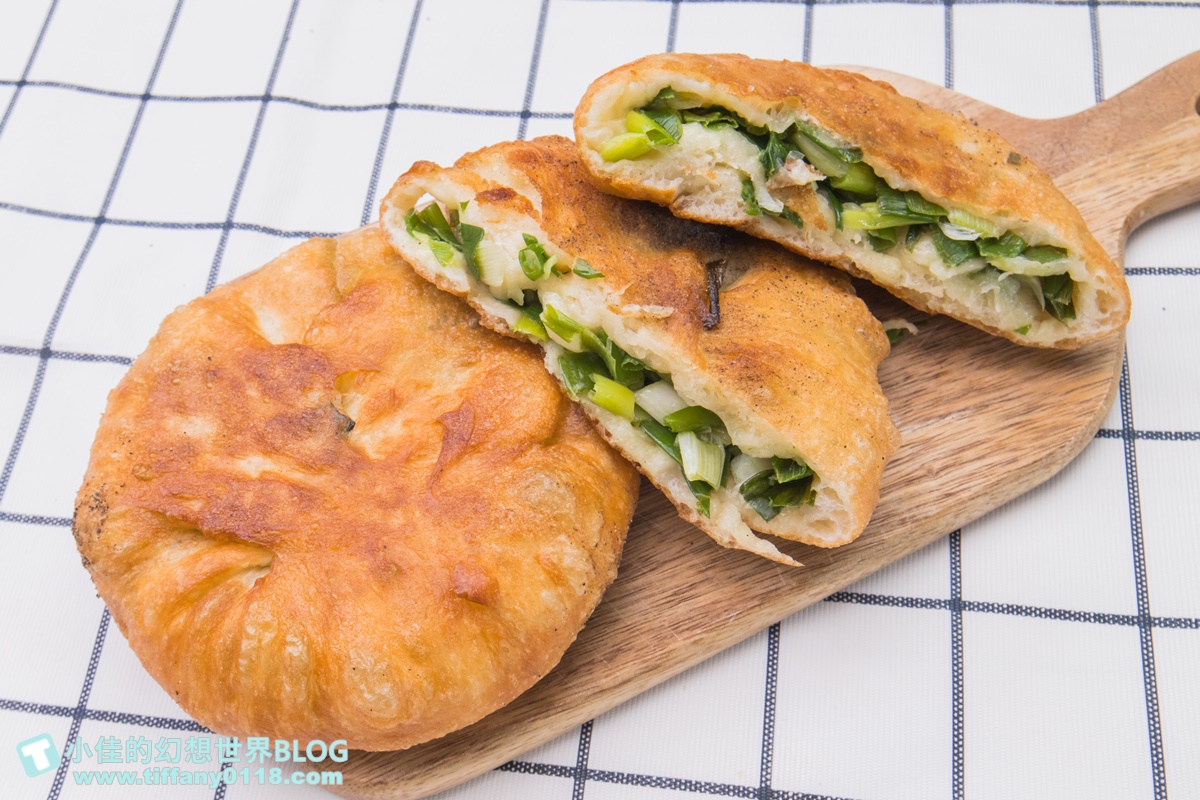 [宜蘭美食]何家三星蔥餡餅/大把三星蔥不手軟包進麵糰裡/加胡椒加辣更好吃/宜蘭三星美食推薦