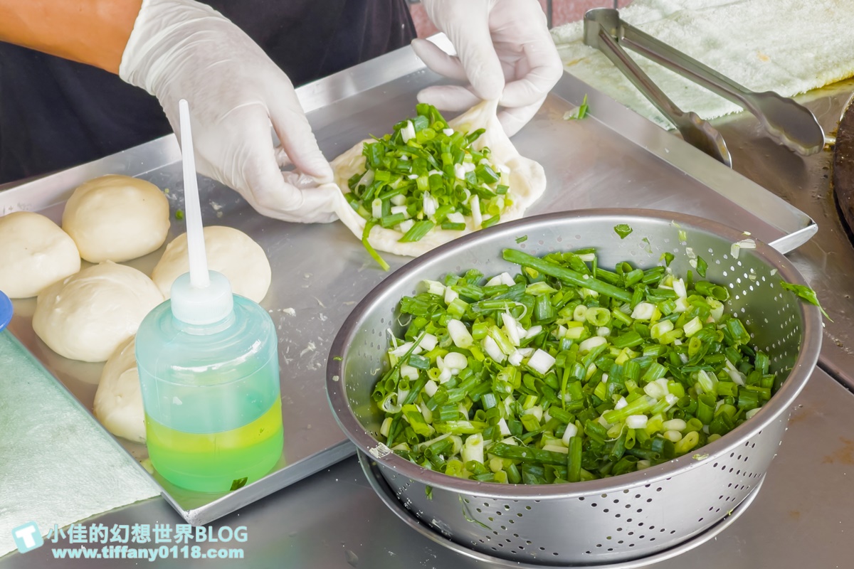 [宜蘭美食]何家三星蔥餡餅/大把三星蔥不手軟包進麵糰裡/加胡椒加辣更好吃/宜蘭三星美食推薦