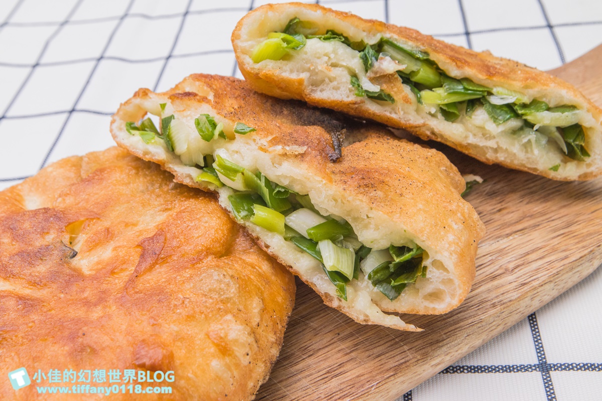 [宜蘭美食]何家三星蔥餡餅/大把三星蔥不手軟包進麵糰裡/加胡椒加辣更好吃/宜蘭三星美食推薦