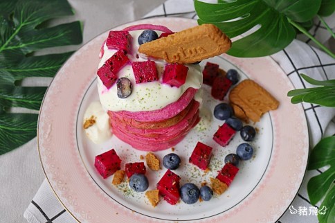 零廚藝料理｜天然粉紅色網美系的「紅心火龍果鬆餅」！在家也能有甜點店等級下午茶，10分鐘搞定！