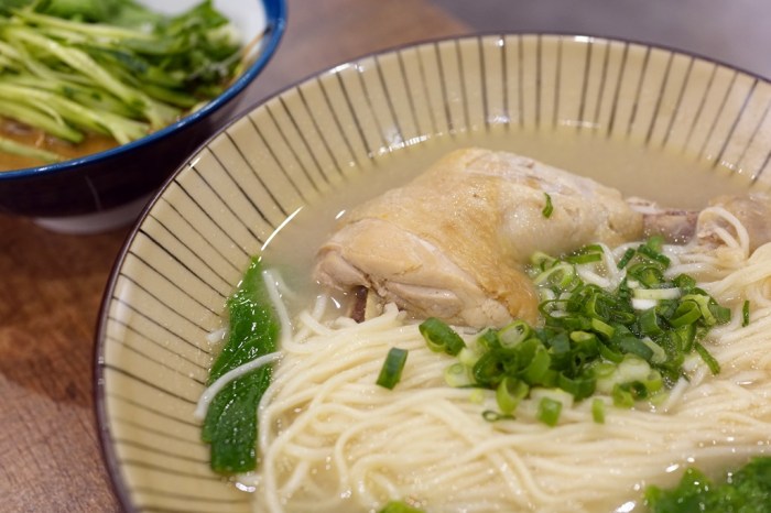 DSC02219 新竹美食│大市麵堂牛肉麵。可以吃到整支雞腿的燉雞麵!