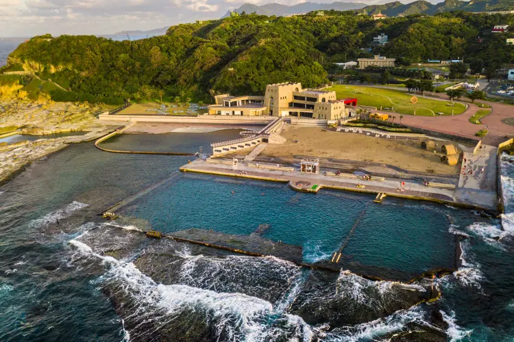 ｜藍海水池｜ 清澈蔚藍的藍海水池內，常有熱帶魚及梭子蟹等海洋生物在身旁一同悠遊，全年皆有安全維護人員守護各位的安全。