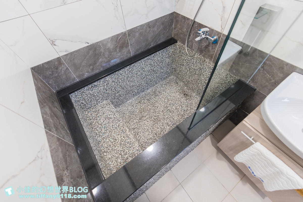 [宜蘭民宿]童玩趣親子民宿/卡通主題溜滑梯球池房+遊戲室+電動車+電梯/每間都有浴缸跟陽台/宜蘭親子民宿推薦