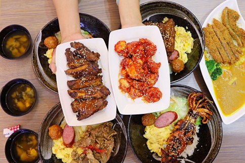 台中嶺東學生推薦超人氣美食「傳奇烤肉飯」！百元有找烤肉飯必點，碳烤豬肋排、深海烤中卷、鐵路排骨飯都推薦，熱湯飲料免費喝到飽。