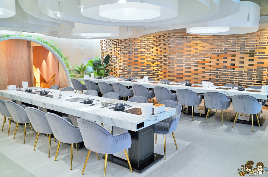 花花世界 高雄火鍋 鍋物 巨無霸 龍蝦 海鮮 頂級 日本和牛 高雄巷弄