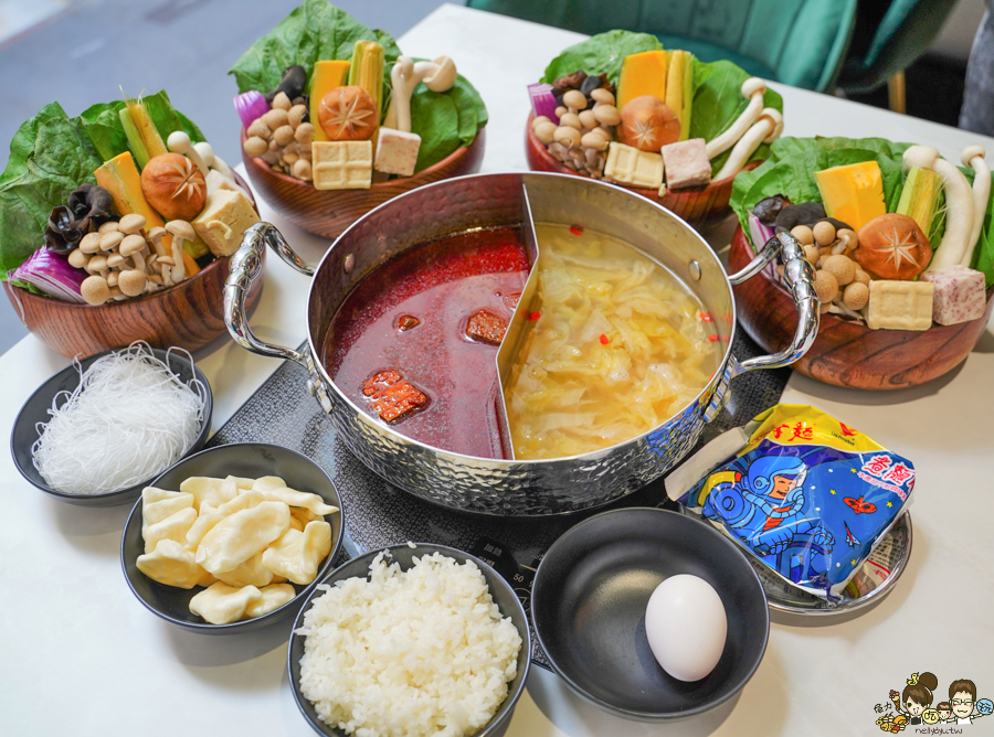 花花世界 高雄火鍋 鍋物 巨無霸 龍蝦 海鮮 頂級 日本和牛 高雄巷弄