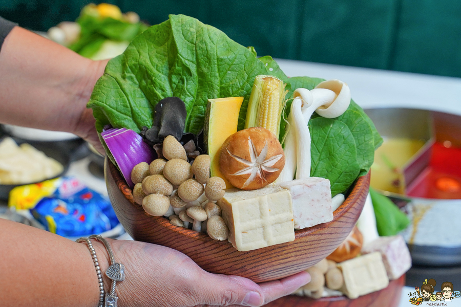 花花世界 高雄火鍋 鍋物 巨無霸 龍蝦 海鮮 頂級 日本和牛 高雄巷弄