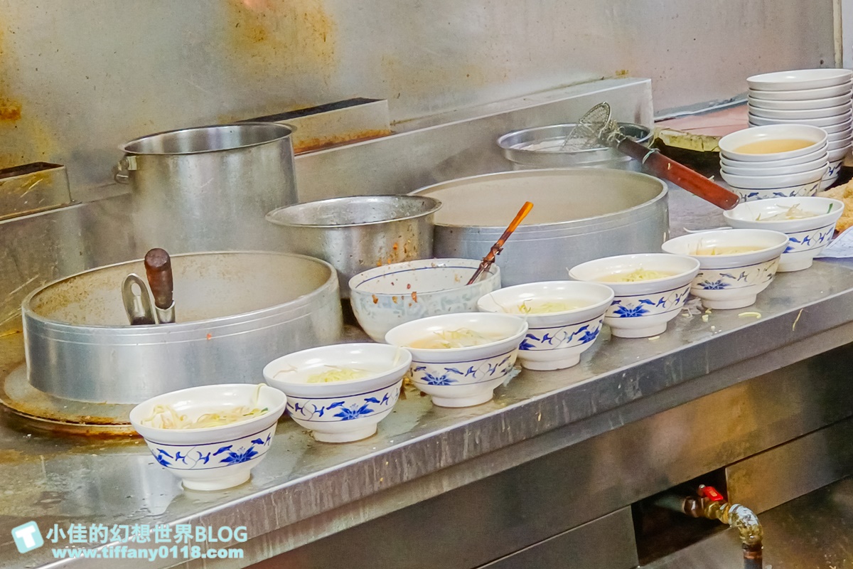 [台北美食]賣麵炎仔(金泉小吃店)/米其林必比登推薦的大稻埕排隊美食/紅燒肉超好吃