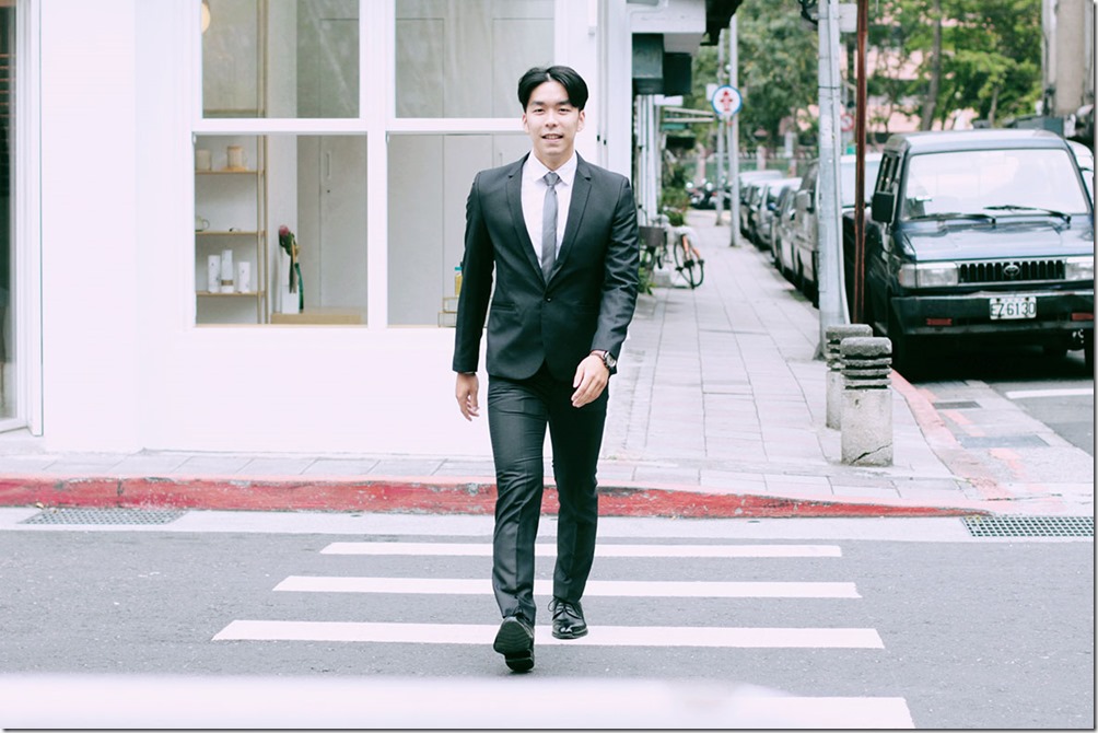 2-深色西裝與黑色皮鞋經常是面試者的首選。