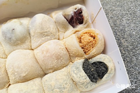 彰化玉瓏坊麻糬7 【彰化美食】玉瓏坊麻糬~皮薄軟嫩會爆餡,根本是麻糬界鼎泰豐!一顆6元高CP值。帶有鹹味的花生很獨特,芝麻內餡飽滿,紅豆內餡不甜膩。